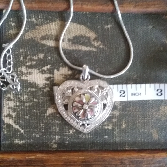 Vintage silver tone heart pendant necklace - Picture 7 of 7
